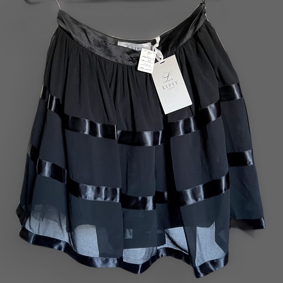 Never worn, new Lipsy London skirt in black. - Picture 1 of 4
